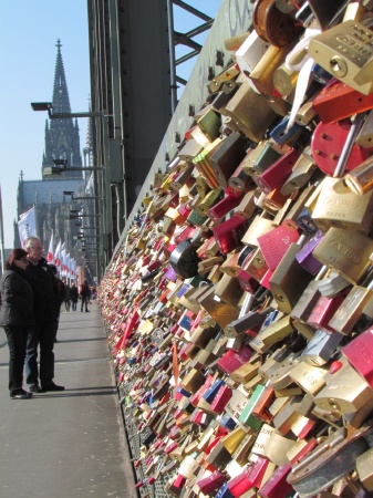 89_in_koelle_hohenzollernbruecke_liebesschloesser.jpg