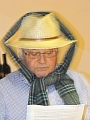 66_oma_frieda_im_reisebuero.JPG