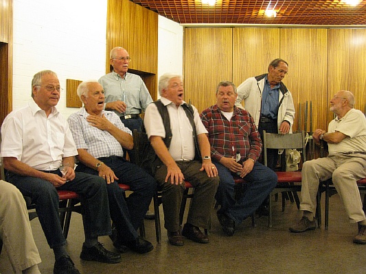 08in_froher_runde04.jpg