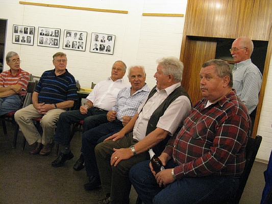09in_froher_runde03.jpg